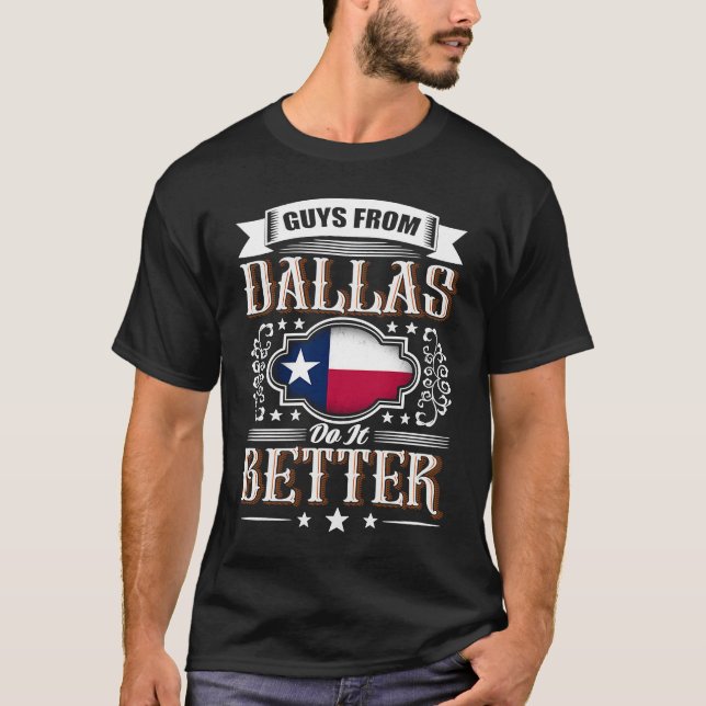 T-shirt Guys from DALLAS do it better Texas flag (Devant)