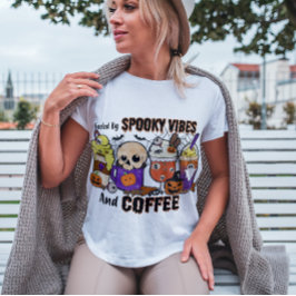 T-SHIRT HALLOWEEN ALIMENTÉ PAR DES VIBES ÉFFRAYANTES ET ☕ 
