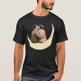 T-shirt Hd. Un Couple S'Embrasse Sur La Lune. Papier vinta