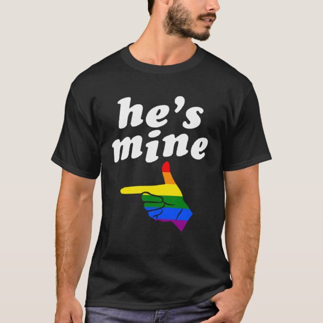 T-shirt He s Mine Matching Gay Pride Couple Hand Pointing  (Devant)