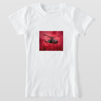 T-Shirt Hélicoptère de combat volant au-dessus de flammes