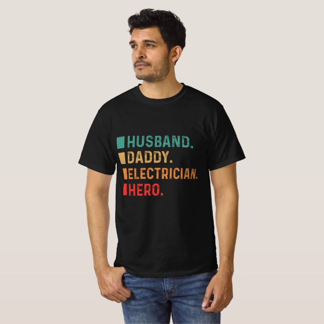 T-shirt Héros du mari Daddy Electrician (Devant entier)
