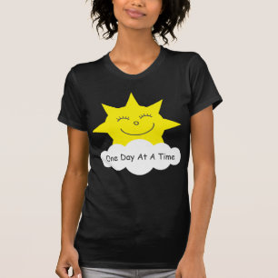 T-shirt heureux du soleil de "un jour à la fois"