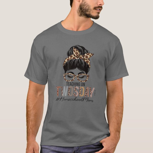 T-shirt Homeschool Mama Messy Bun Teaching On Twosday 2222 (Devant)