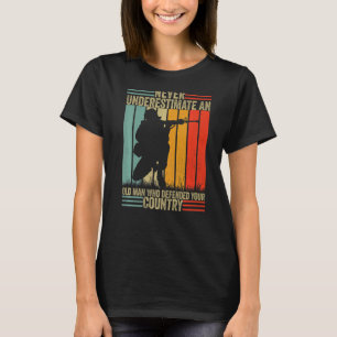 T-shirt Hommes ne sous-estiment jamais le vieil homme Vint