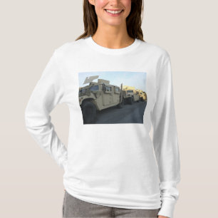 T-shirt Humvees se reposent sur le pilier à la ville de