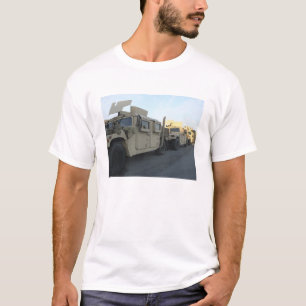 T-shirt Humvees se reposent sur le pilier à la ville de