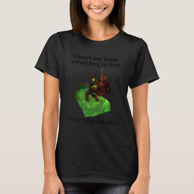 T-shirt I Hurt My Knee Wrestling In Bed With Grown Men (Devant)
