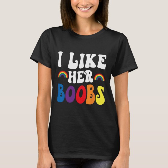 T-shirt I Like Her Breast Lesbian Couples Lgbtq Funny Vale (Devant)