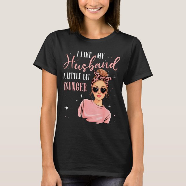 T-shirt I Like My Husband A Little Bit Younger Funny Sayin (Devant)