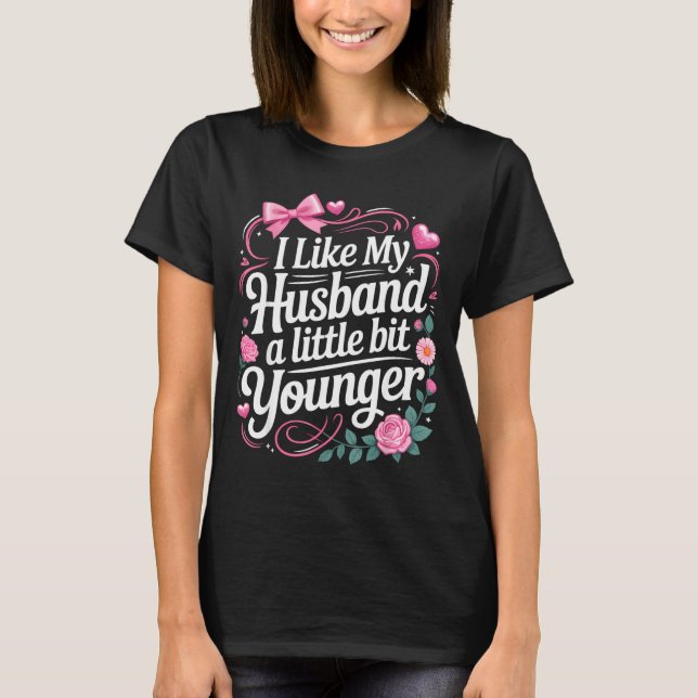 T-shirt I Like My Husband A Little Bit Younger Funny Sayin (Devant)