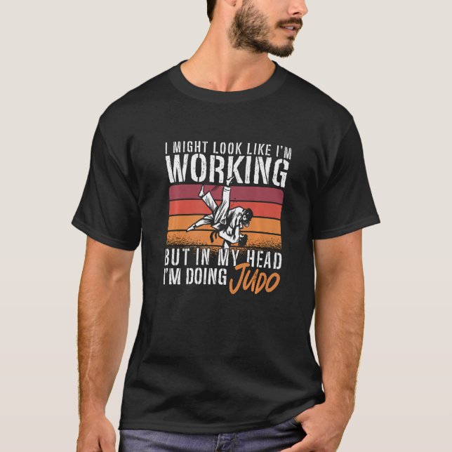 T-shirt I Might Look Like Karate Judoka Retro Fighter Cool (Devant)