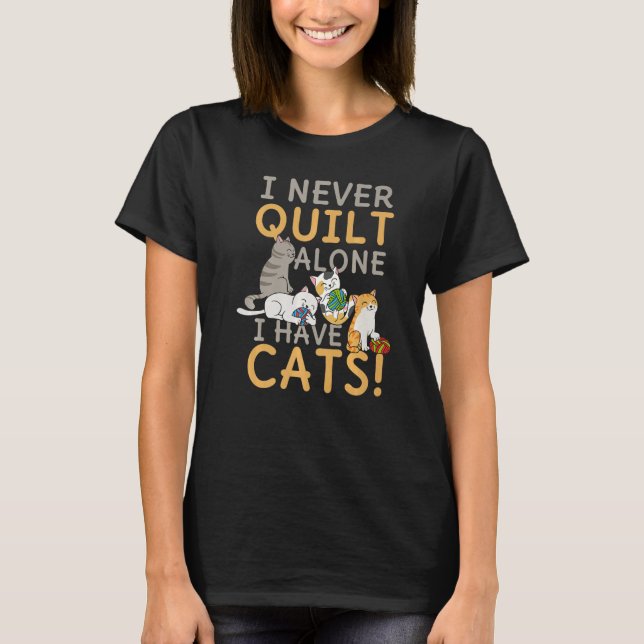 T-shirt I Never Quilt Alone My Cat Helps Sewing Seamstress (Devant)