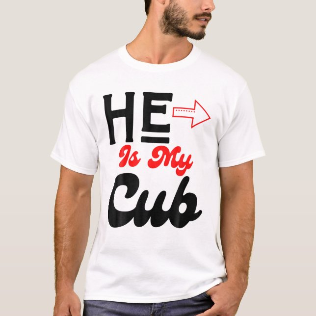 T-shirt Il Est Mon Petit Cougar Relation Statut Funny Vale (Devant)