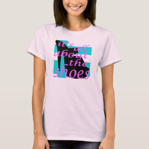 T-shirt Il est tout au sujet des chaussures