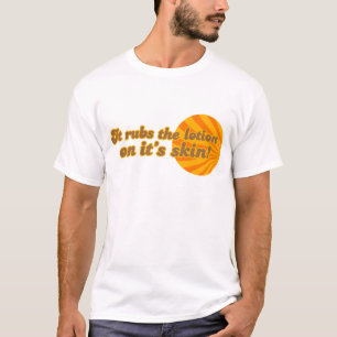 T-shirt Il met la lotion sur sa peau