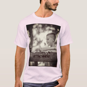 T-shirt Il porte une chemise blanche impeccable au bureau