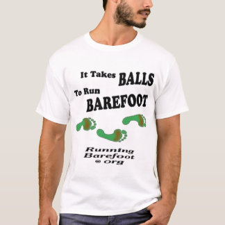 T-shirt Il prend des boules courues nu-pieds