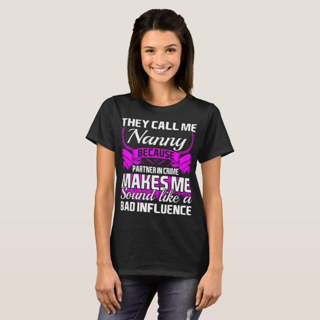 T-shirt Ils m'appellent associée de bonne d'enfants - (Devant entier)