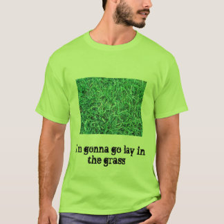 T-shirt Im allant aller s'est situé dans l'herbe