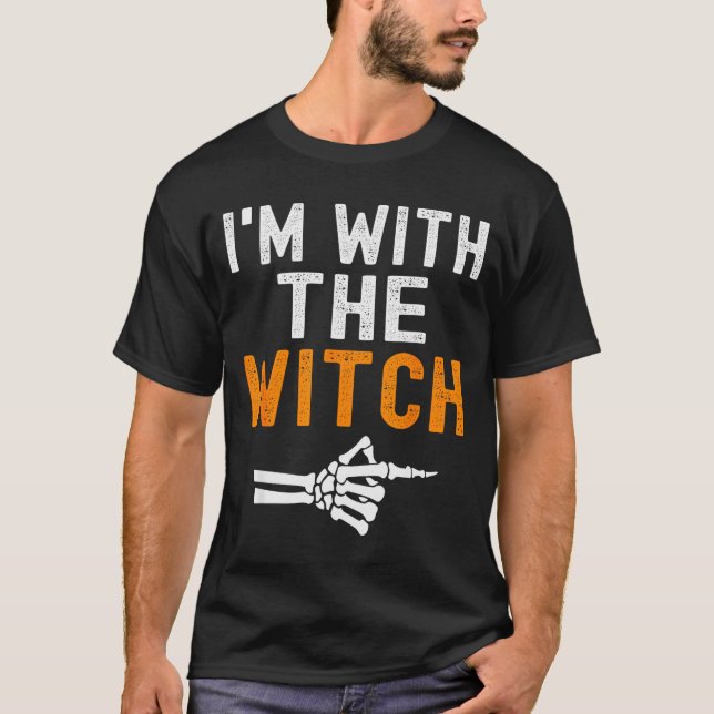 T-shirt I'm With The Witch Funny Skeleton Halloween Matchi (Devant)