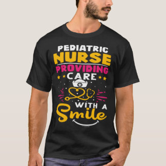 T-shirt Infirmière pédiatrique offrant des soins avec un s