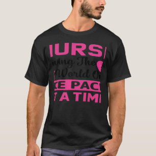 T-shirt Infirmière scolaire féminine sauvant le monde avec