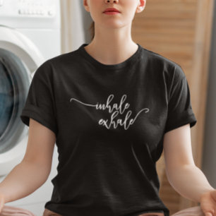 T-shirt Inhale Exhale Typographie Yoga manuscrit