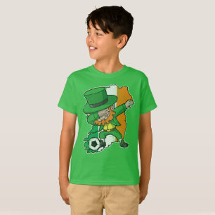 T-shirt Irlandais tamponnant du football de lutin du jour