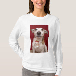 T-shirt Jack Russell Terrier tenant l'ornement de Noël