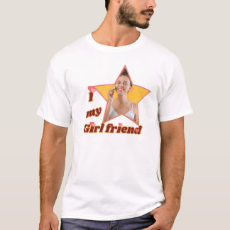 T-shirt J'aime ma petite amie. Photo modifiable en jaune