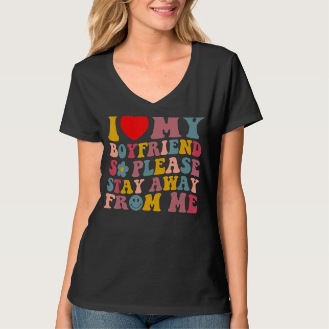 T-shirt J'Aime Mon Petit-Ami Alors S'Il Vous Plaît Restez  (Devant)