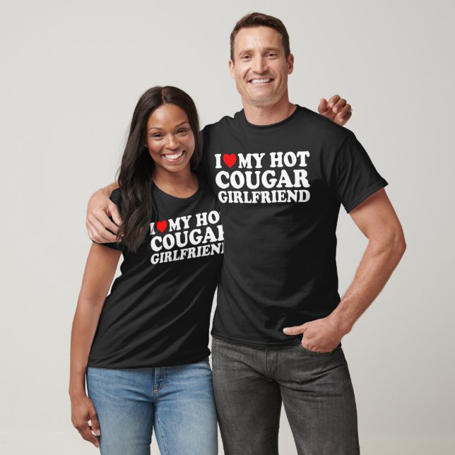 T-shirt J'Coeur Ma Petite Amie De Cougar Chaud (Unisexe)
