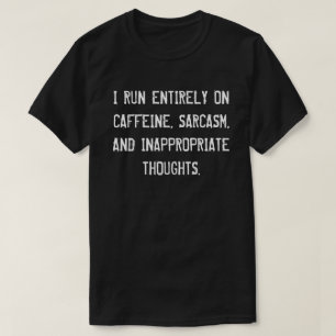 T-SHIRT JE COURS ENTIÈREMENT SUR LE CAFFEINE, LE SARCASME,