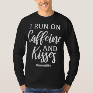 T-shirt Je cours sur la caféine et les baisers drôle Momli