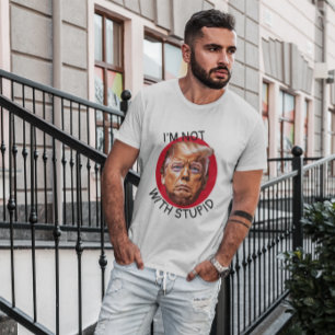 T-shirt Je ne suis pas avec Trump stupide