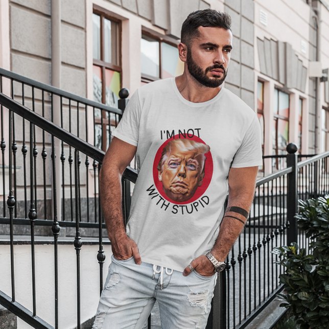 T-shirt Je ne suis pas avec Trump stupide (Créateur téléchargé)
