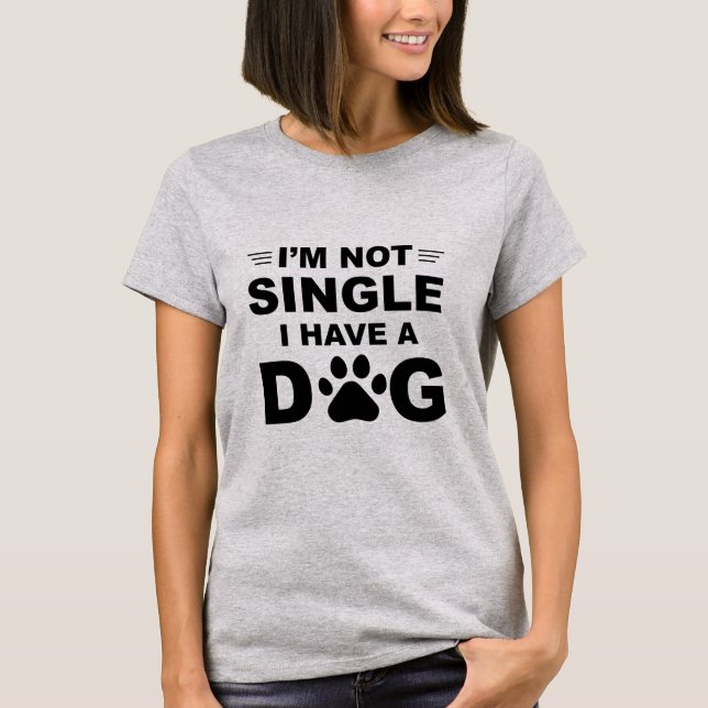 T-shirt Je ne suis pas célibataire j'ai une chemise de (Devant)