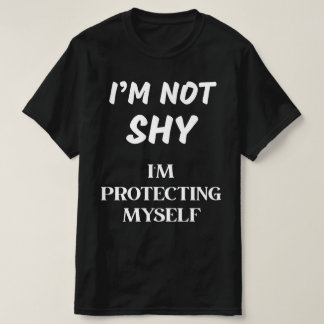 T-SHIRT JE NE SUIS PAS SHY, JE ME PROTÈGE.