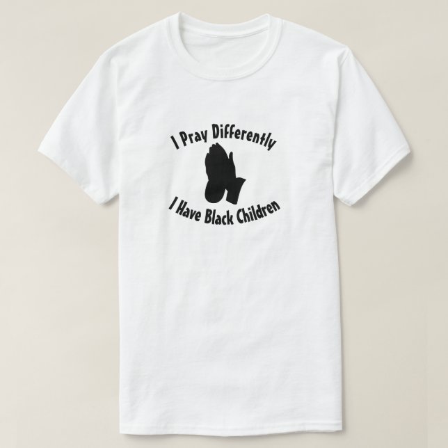 T-shirt Je prie différemment J'ai des enfants noirs (Design devant)
