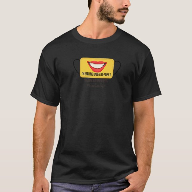 T-shirt Je souris sous le masque et je t'embrasse dans mon (Devant)