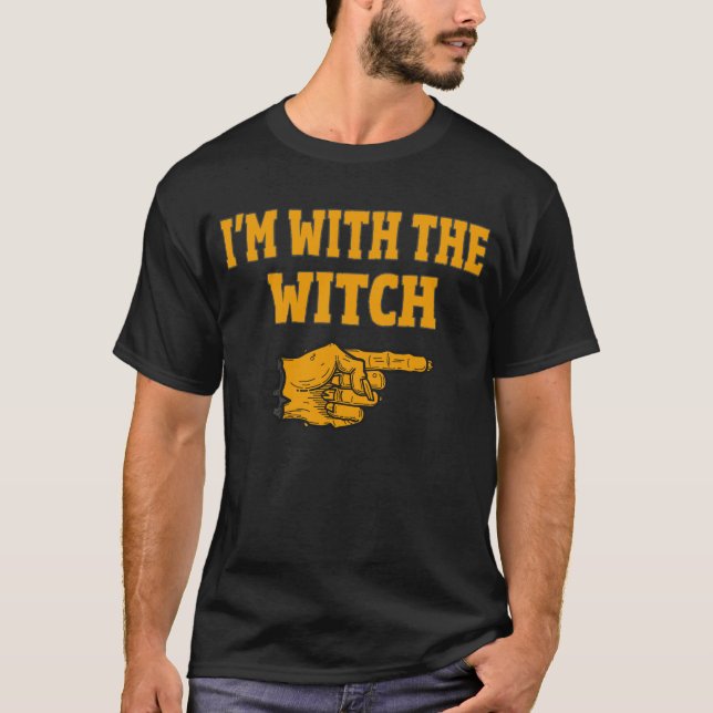 T-shirt Je suis avec le costume d'Halloween de la sorcière (Devant)