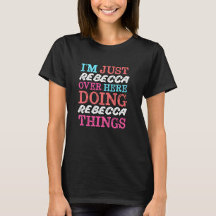 T-shirt Je suis juste Rebecca ici faisant Rebecca Things N