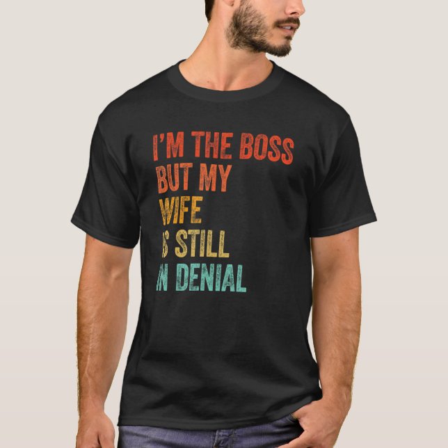 T-shirt Je suis le patron mais ma femme est toujours dans  (Devant)