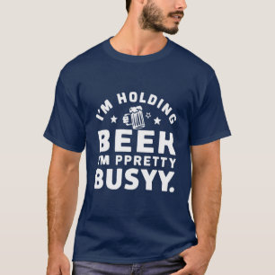 T-shirt Je tiens une bière Je suis plutôt occupé design.
