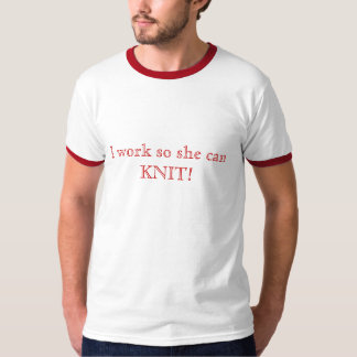 T-shirt Je travaille ainsi elle peut TRICOTER !