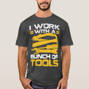 T-shirt Je Travaille Avec Un Ensemble D'Outils