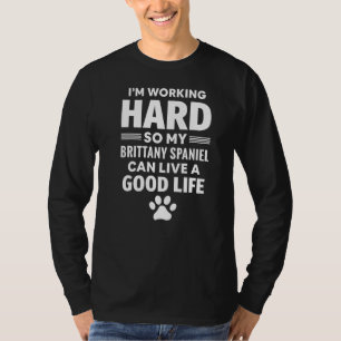 T-shirt Je travaille dur donc ma race bretonne de chien es