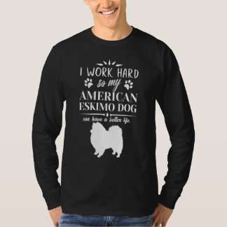 T-shirt Je travaille l'idée de chien dur Esquimau américai