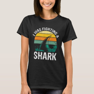 T-shirt J'Étais En Train De Combattre Un Requin Brisé Jamb